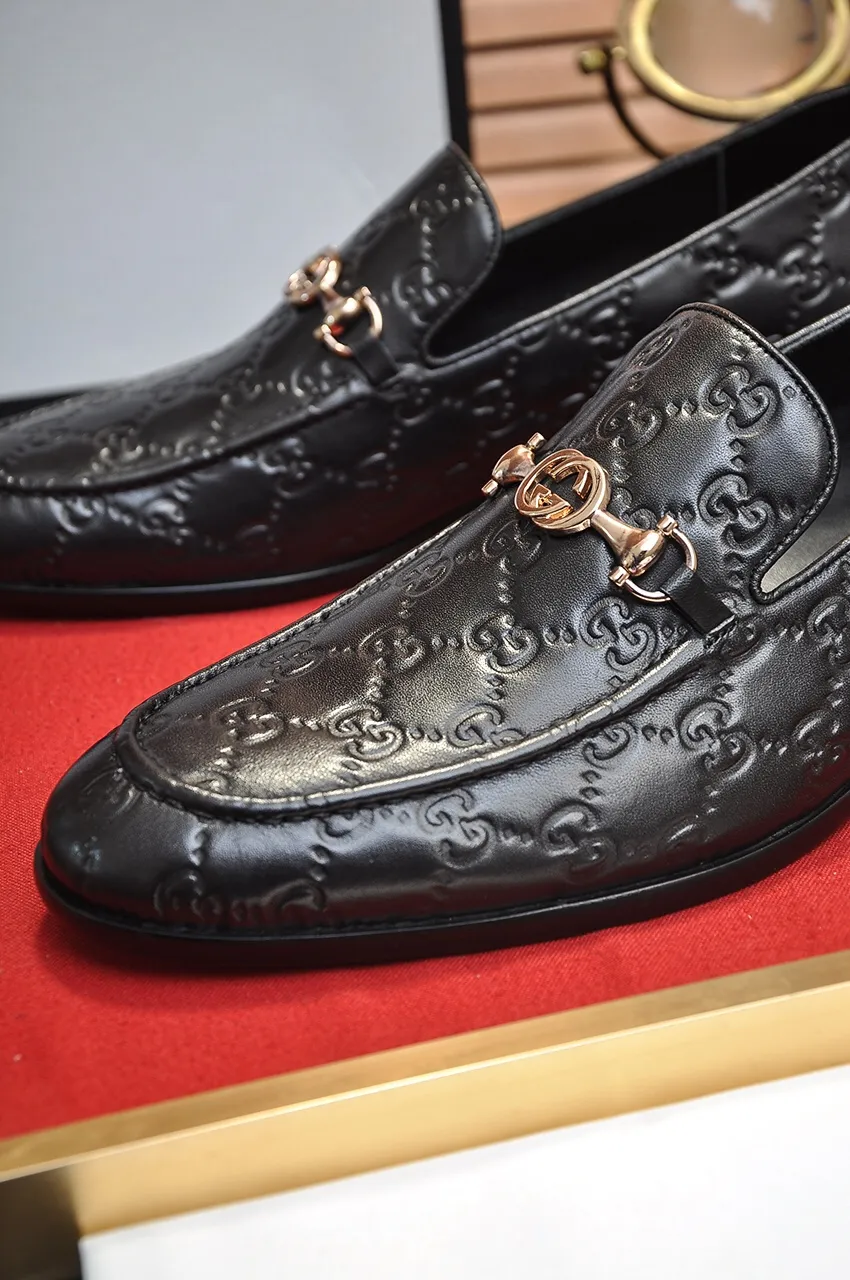 Men's shoes💰500💶Italy's top luxury men's shoe giant (GUCCI) (Gucci) (full cowhide lining) new arrival🍃Original European style🔰 Pleasant to the eye😍In order to make the shoes more durable and non-deformable🌀The production continues to follow traditional methods but there is still no lack of innovation💪Choose original sheepskin for the leather♻️ Smooth and natural And extra bright ⭐Made of imported cowhide, the first choice of rich people 38-45 (45 customized)